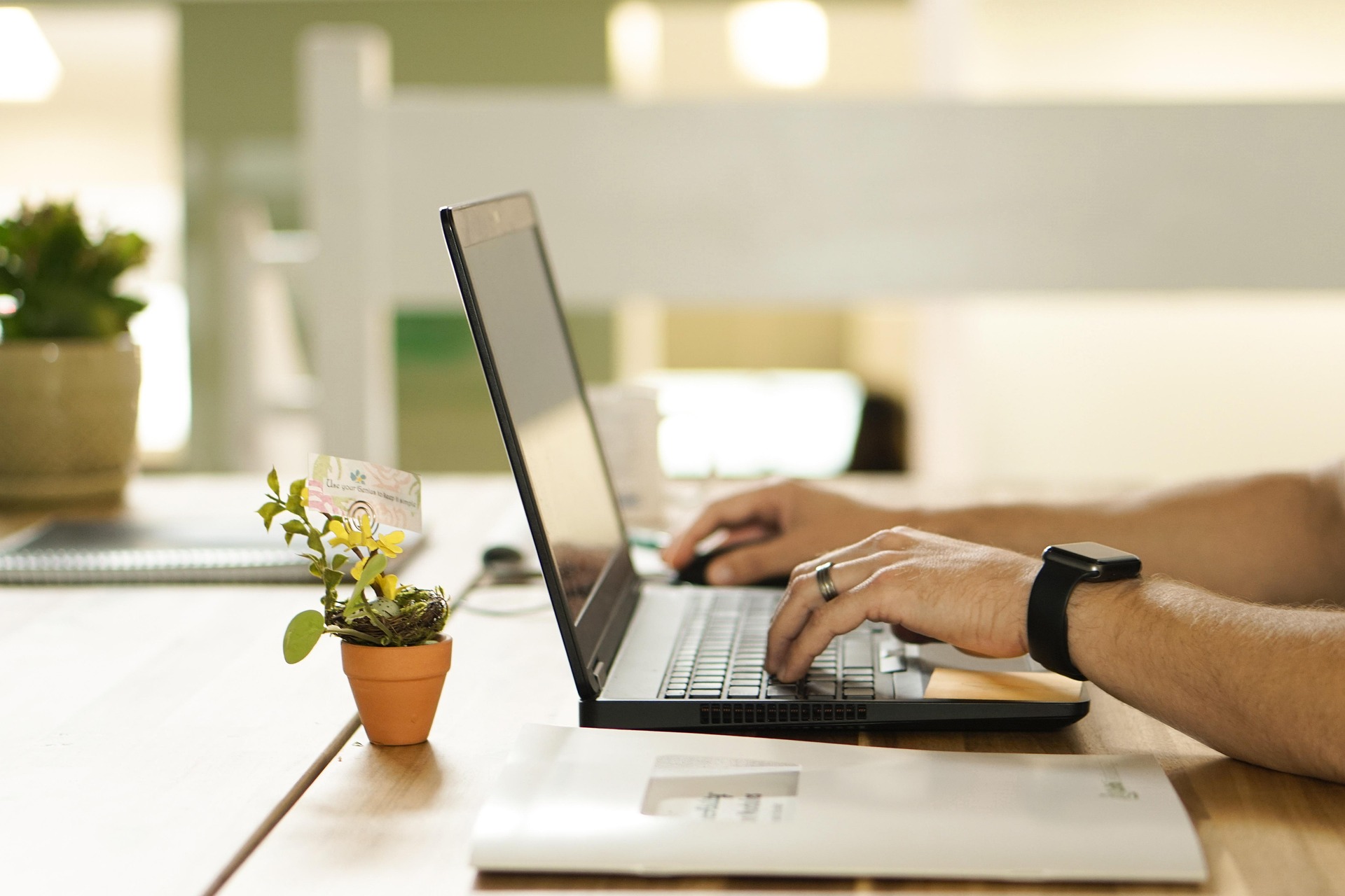 Person arbeitet am Laptop – Datenschutz im Büroalltag